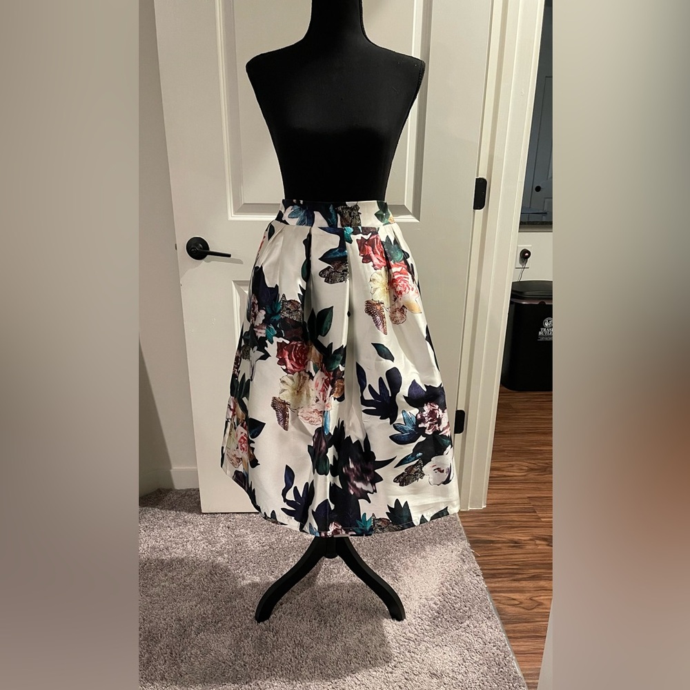 AKIRA White Pleated A-Line Skirt
